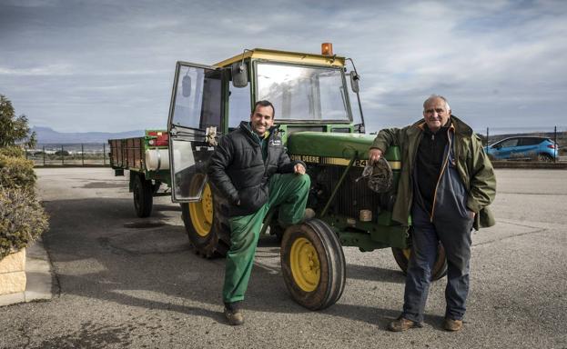 Raúl Arriola y Quintín García posan en la Cooperativa Vinícola de Sotés.