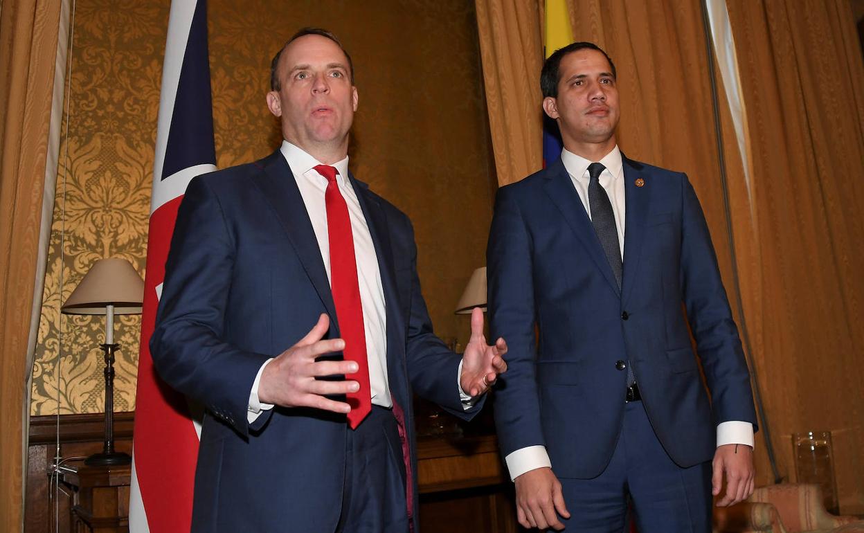 El ministro de Exteriores británico, Dominic Raab, y Juan Guaido, este martes en Londres.