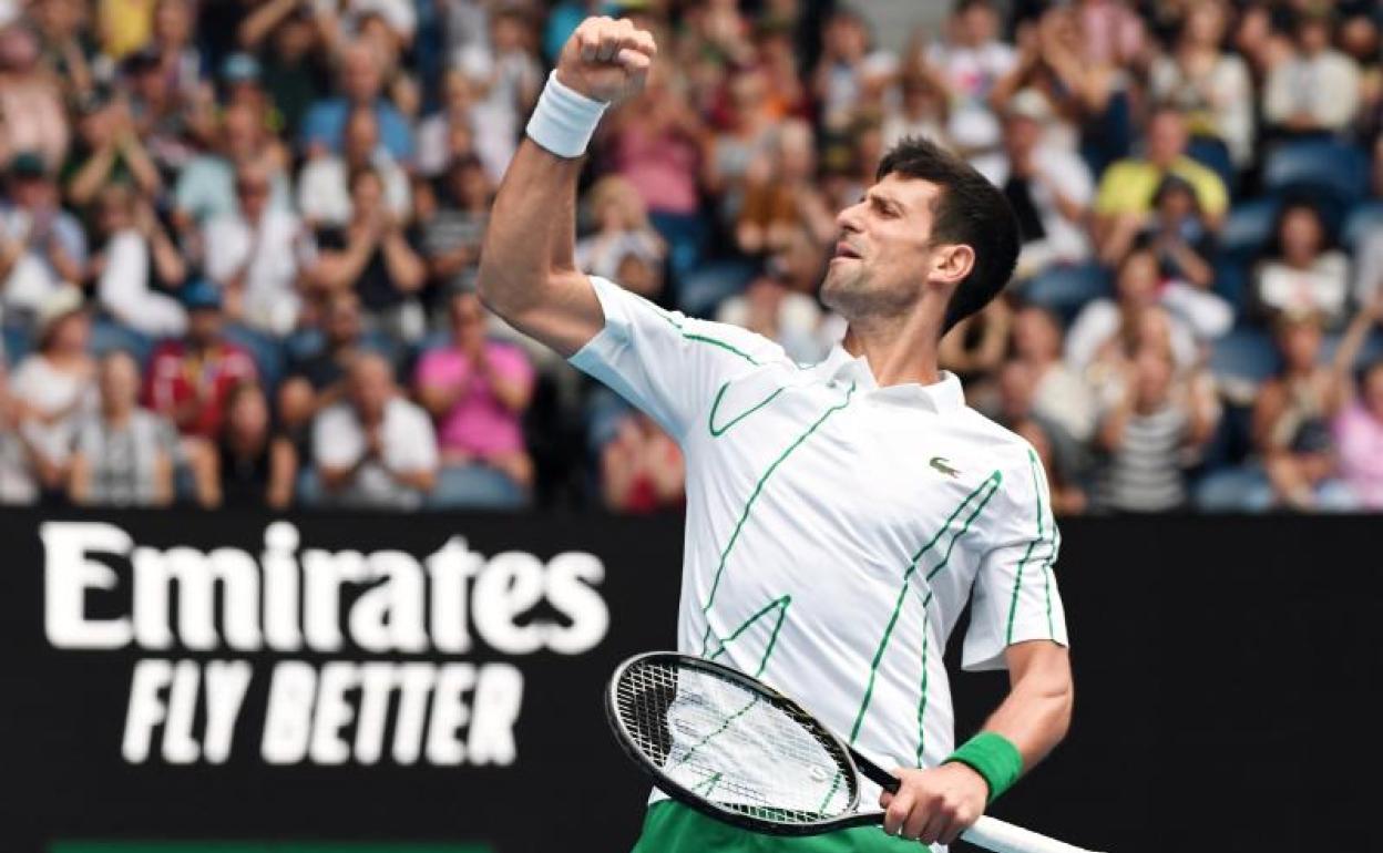 Novak Djokovic celebra su victoria ante el japonés Tatsuma Ito. 