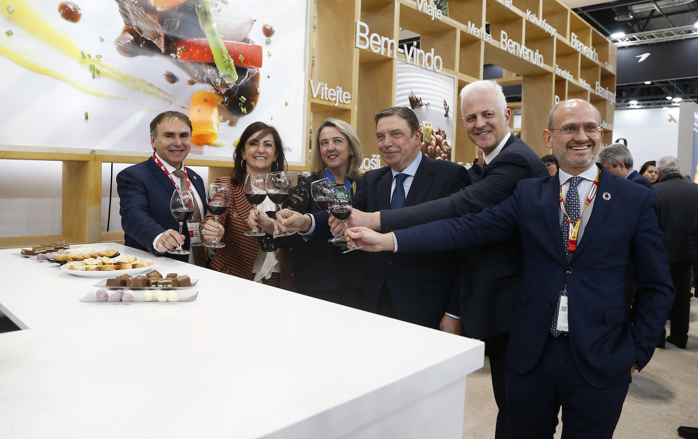 Galería de imágenes de la inauguración del estand de La Rioja, este jueves, con la visita del ministro de Agricultura Luis Planas y la presencia de la presidenta del Ejecutivo regional, Concha Andreu, y el alcalde de Logroño, Pablo Hermoso de Mendoza