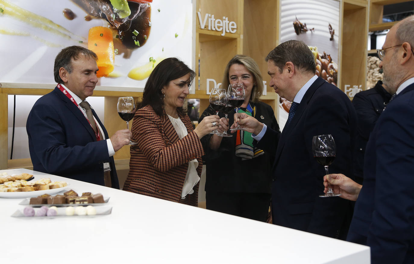 Galería de imágenes de la inauguración del estand de La Rioja, este jueves, con la visita del ministro de Agricultura Luis Planas y la presencia de la presidenta del Ejecutivo regional, Concha Andreu, y el alcalde de Logroño, Pablo Hermoso de Mendoza