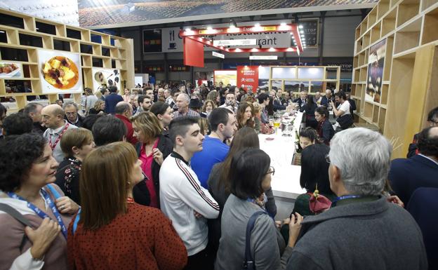 La degustación de pinchos y vinos de La Rioja abarrotó el estand con concepto abierto y luminoso. :