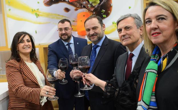 El ministro de Transporte, José Luis Ábalos, brindó con Rioja. 