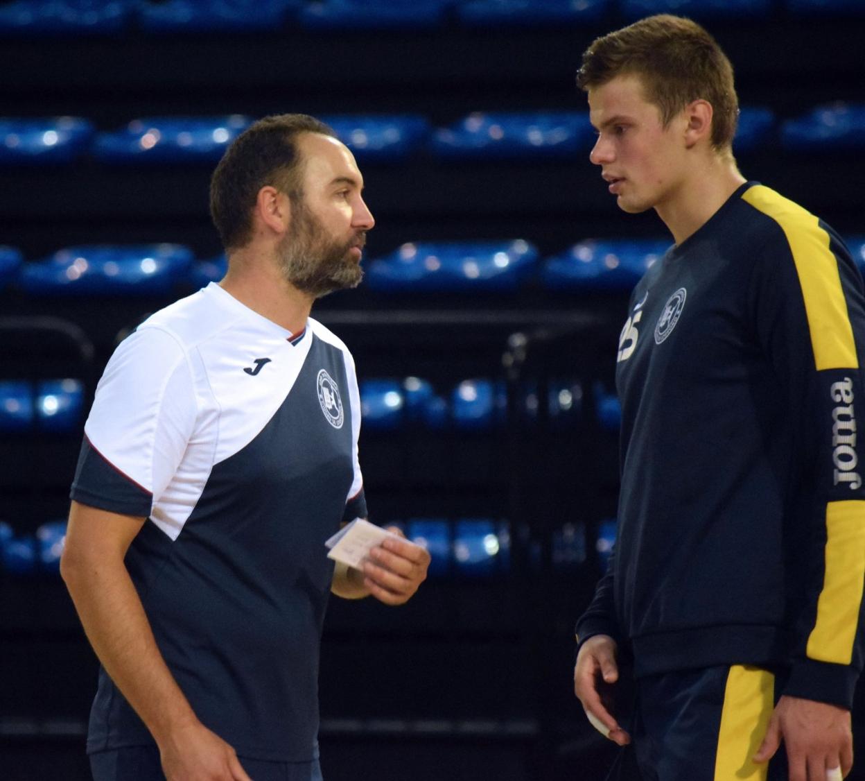 Velasco charla con Sergey en un entrenamiento. 