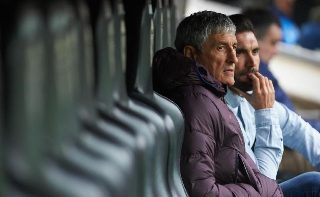 Quique Setién junto a su segundo, Eder Sarabia. 