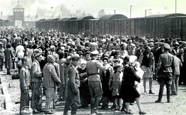 Oficiales nazis organizan a los prisioneros a su llegada al campo de exterminio.