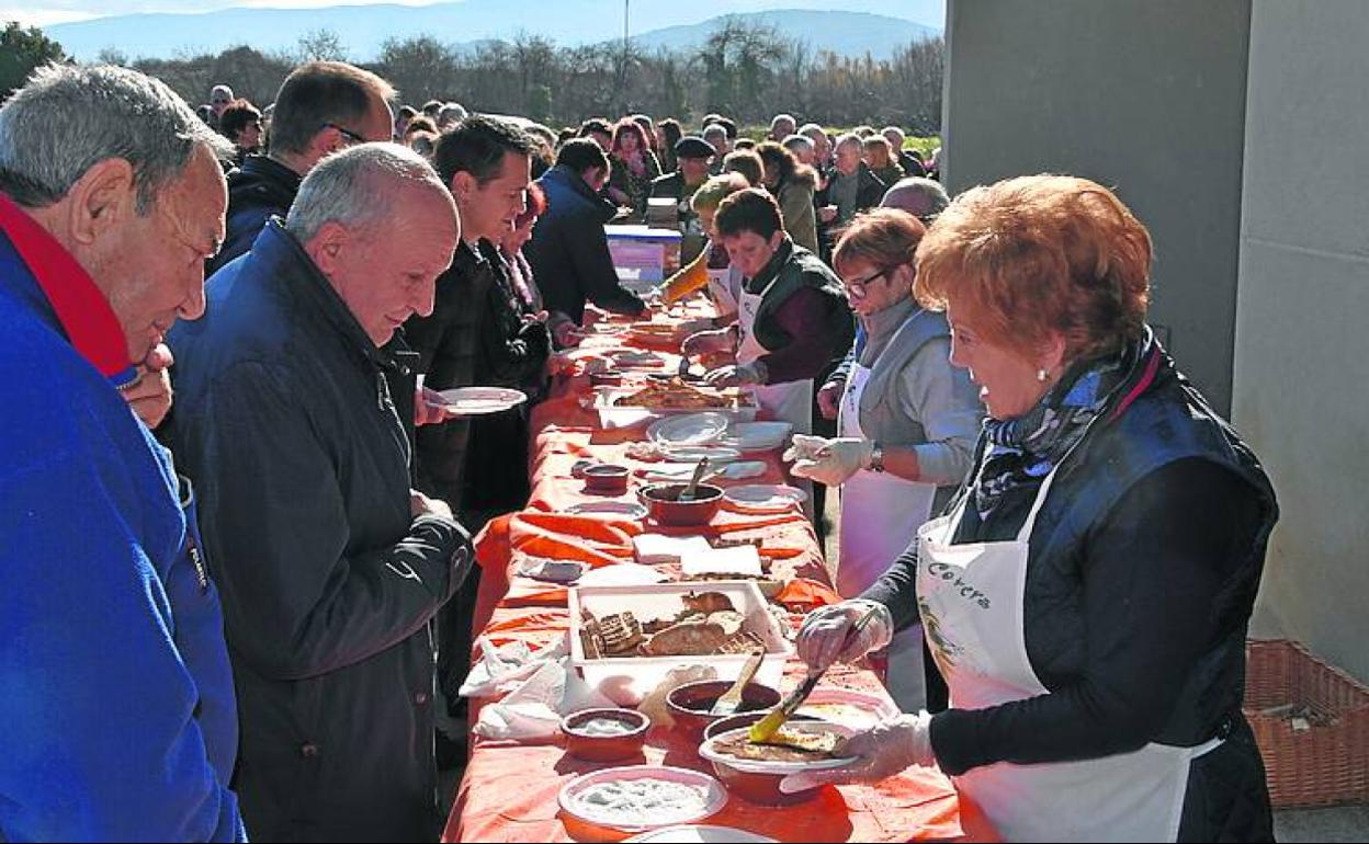 El trujal de Corera reparte 2.000 tostadas de aceite en la 'Fiesta de la pringada'