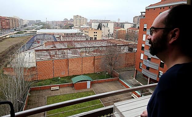 Vistas de un vecino de la comunidad aledaña a la línea de construcciones vacías que serán reducidas a un gran solar.