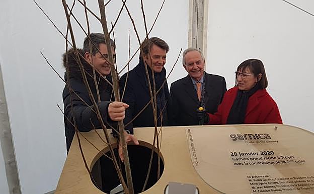 Pedro Garnica (segundo por la derecha), junto a Jean Rottner, presidente de la región de Grand Est; François Baroin, presidente de Troyes Champagne Métropole; y Sylvie Cendre, secretaia general de la préfecture de l'Aube, plantan un chopo en los terrenos sobre los que se levantará la fábrica