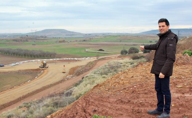 Carlos Yécora señala las obras de construcción de la glorieta en Ventas Blancas.