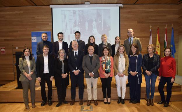 Representantes de las ocho bodegas de Logroño que han creado la asociación, junto al alcalde, la consejera de Turismo y el presidente de la Federación de Empresarios. 