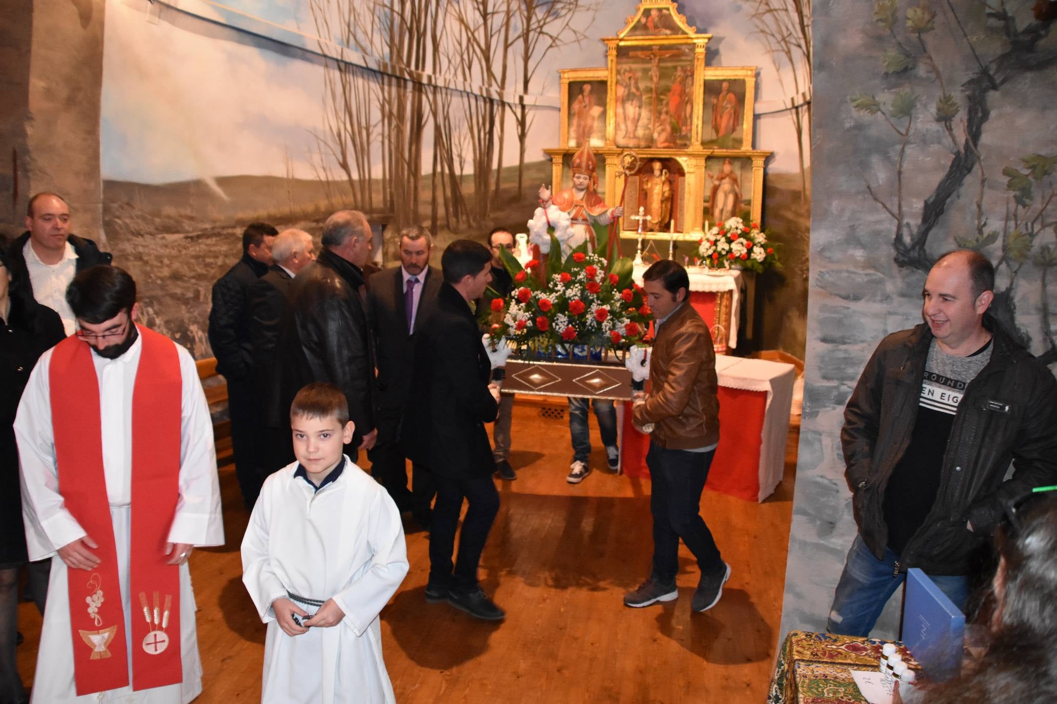 Fotos: Cornago celebra San Blas con procesión, misa, cordones rojos y roscos