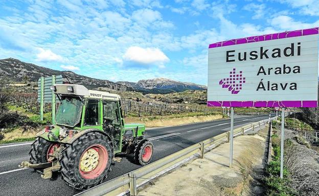 Euskadi. Entrada a la Rioja Alavesa desde la localidad riojana de Briñas.