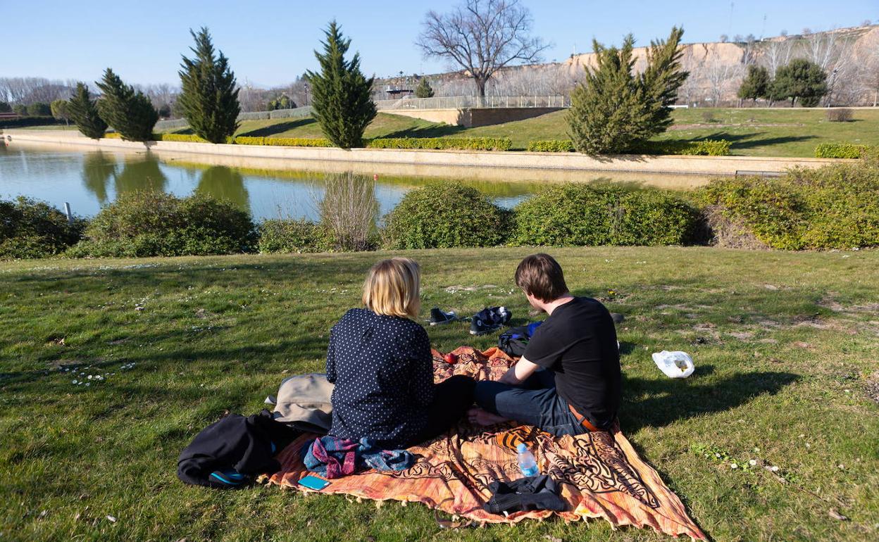 Dos personas disfrutan en Logroño del clima del 27 de febrero del año pasado, día en el que se registró la temperatura más alta en La Rioja en un mes de febrero.