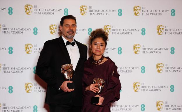 Imagen principal - Varios de los premiados en los Bafta. El director Sergio Pablos y su productora, por 'Klaus'. Debajo, el actor Joaquin Phoenix por 'Joker', y finalmente la actriz Renée Zellweger por 'Judy'