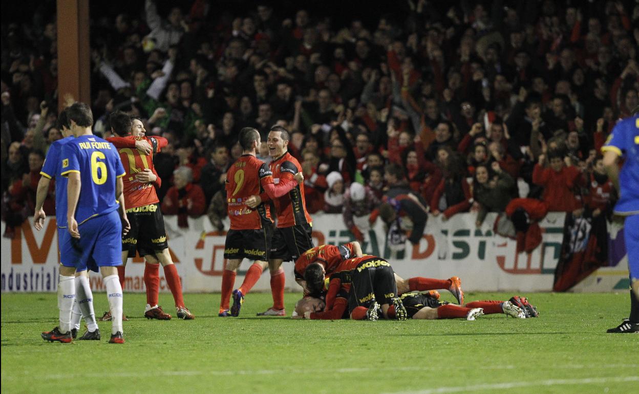 Los jugadores del Mirandés celebran el histórico triunfo de 2012 ante el Espanyol en cuartos de Copa.