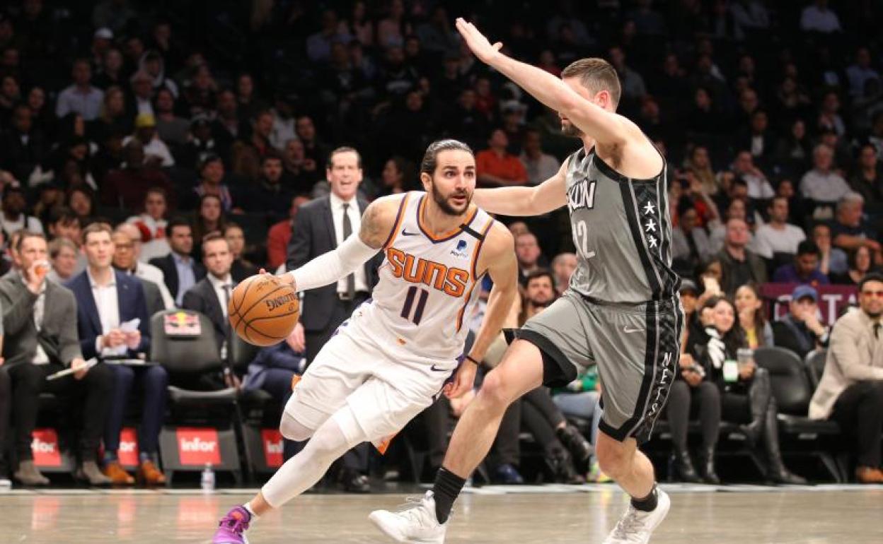 Ricky Rubio, en acción ante Joe Harris. 