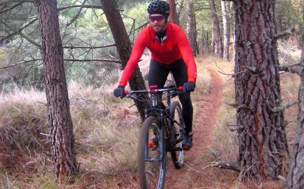 Un aficionado desciende por la senda de los Cuñaos 