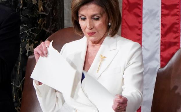 Pelosi rompe el discurso de Trump. 