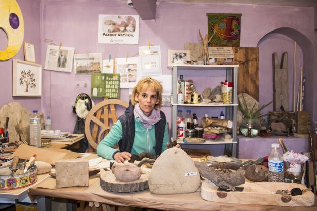 Adriana Díaz Estefanía, en su taller de cantería, en la planta baja de la casa de Ojacastro en la que vive. 