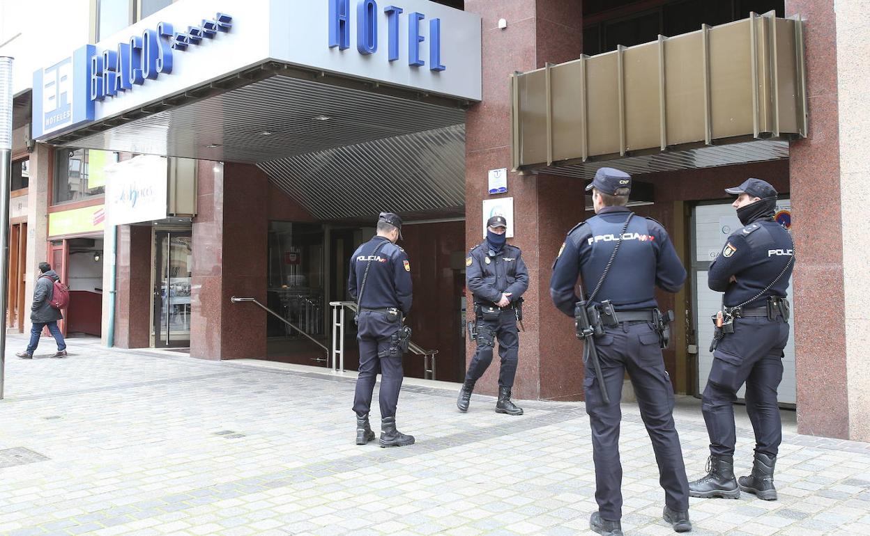 Varios agentes de Policía, en el hotel donde sucedieron los hechos. 