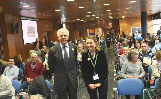 Ignacio Muñoz Pidal y Elena EguizábaL, esta mañana en el CIBIR, instantes antes de la inauguración del congreso de la AECC 