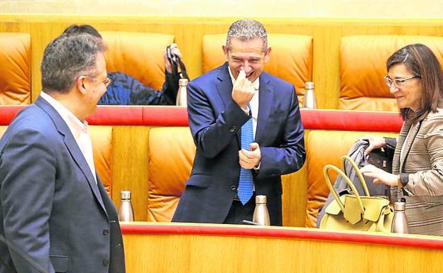 Los consejeros Cacho, González y Alba, durante el pleno. 