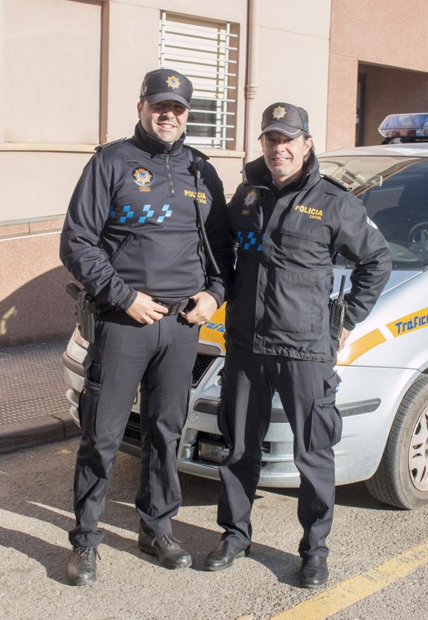 Manuel Naharro y Sergio Pérez, ayer junto a la Jefatura. 