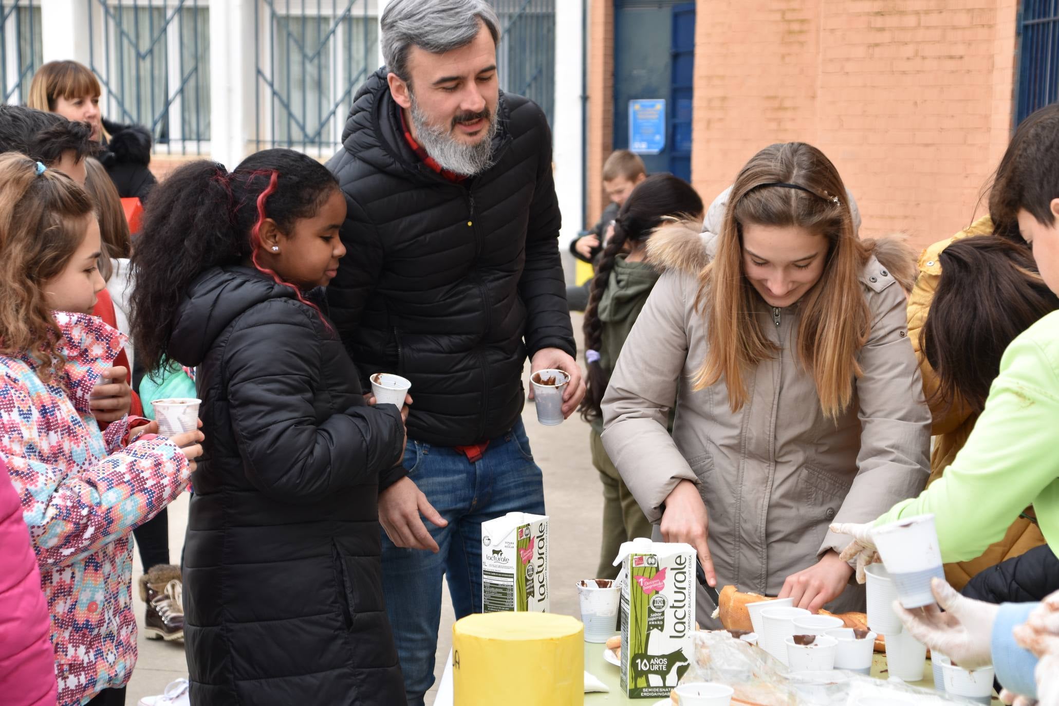 Fotos: II chocolatada solidaria del colegio de Rincón de Soto