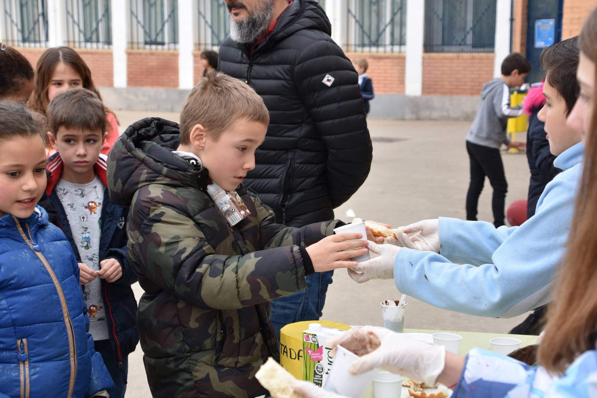 Fotos: II chocolatada solidaria del colegio de Rincón de Soto