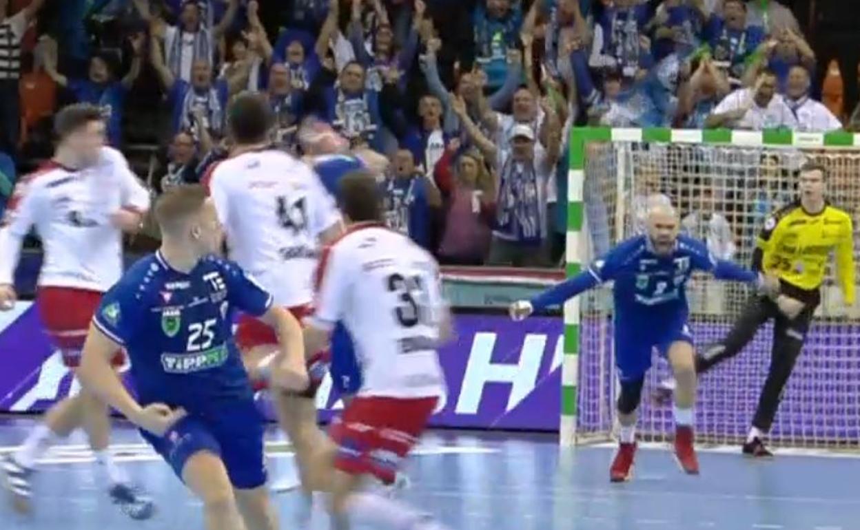 Momento en el que el esférico impacta en Vranjes