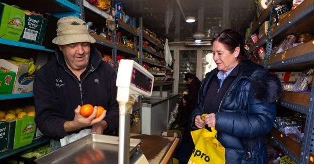 Julio Díez despacha el género en su camión-supermercado. 