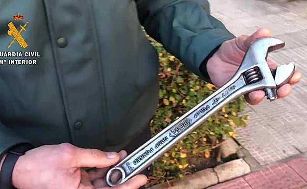 Llave inglesa con la que el detenido rompió el cristal para acceder a la vivienda de sus vecinos. 