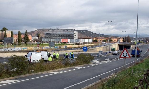 Un momento de los trabajos realizados ayer en en el ramal de acceso a la rotonda de Los Lirios. 