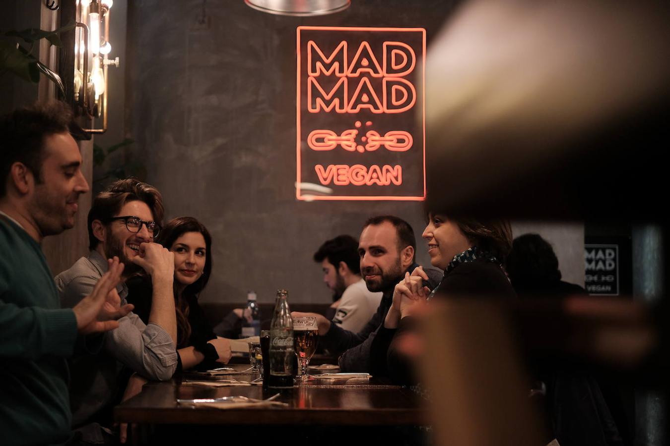 Cena con amigos en 'The Mad Vegan', uno de los locales de moda de Madrid apto para veganos y vegetarianos.