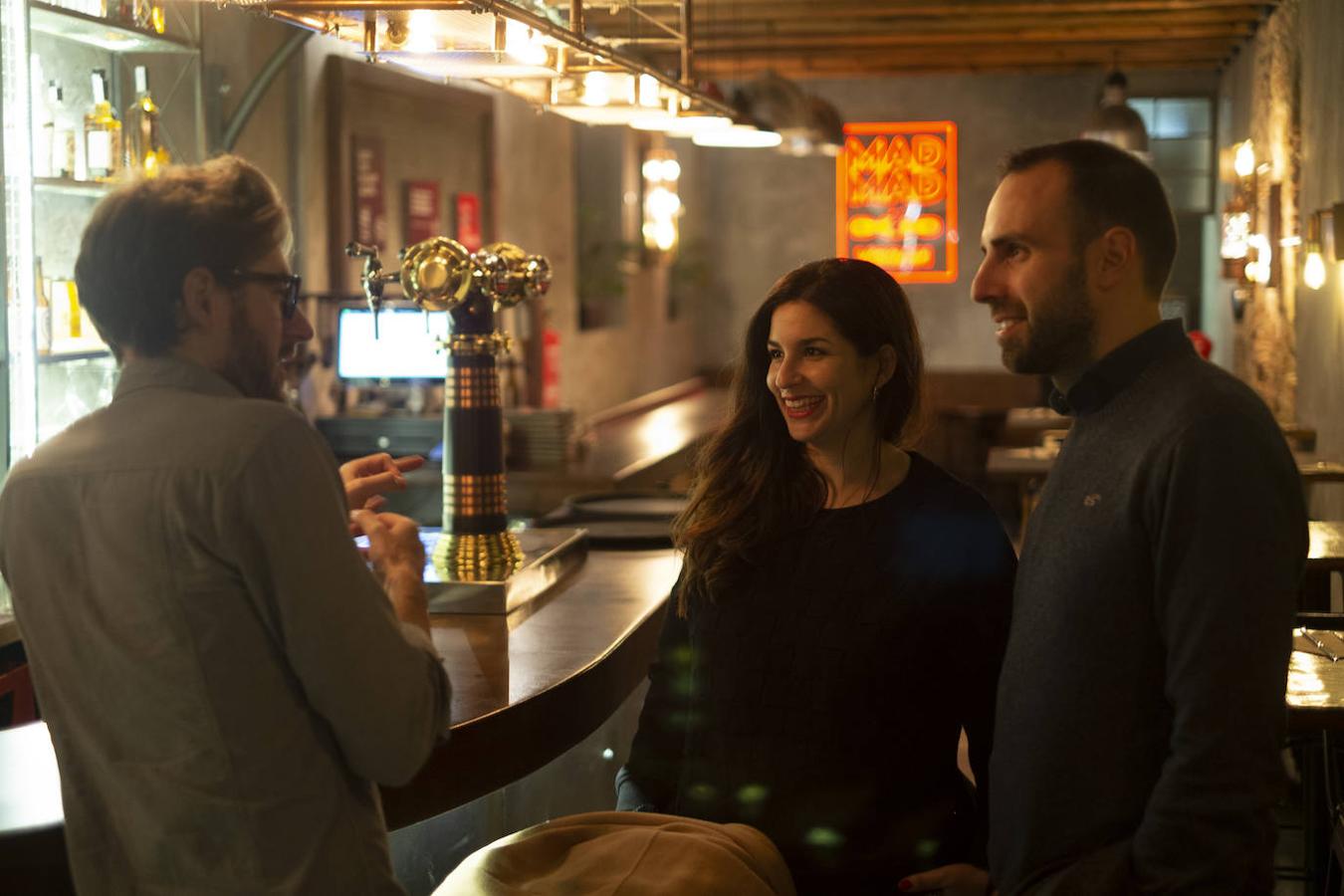 Paula conversa con su novio Thom (de espaldas) y un amigo en un día de cañas.