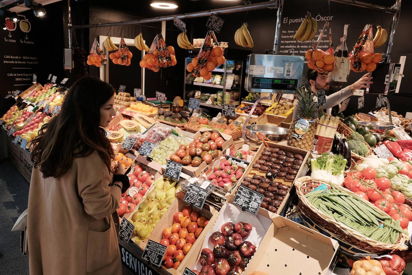 Paula compra los ingredientes para cocinar su receta favorita en el puesto de verduras del mercado de Barceló,  A dos manzanas