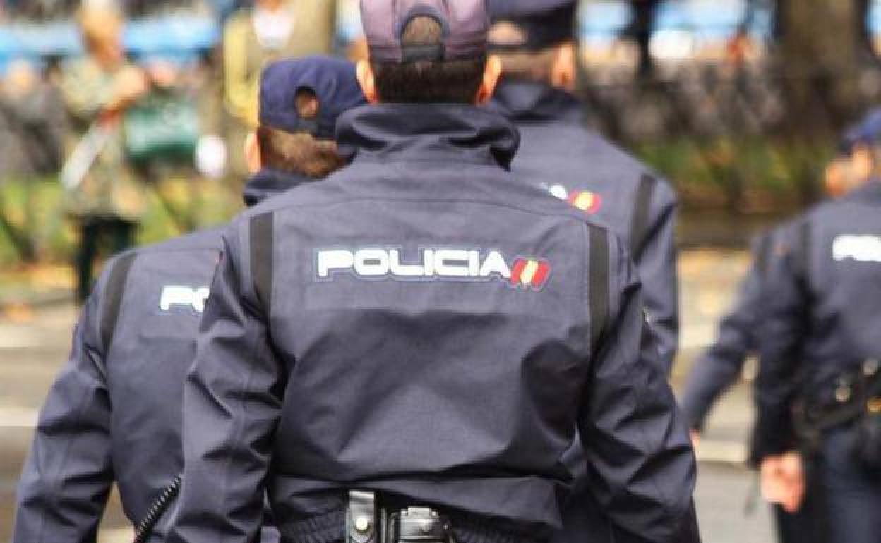 Varios policías. 