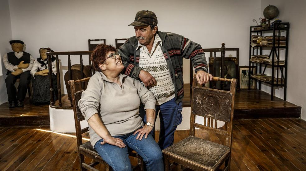San Valentín. Pilar Cristóbal y Antonio Blanco, que hoy celebran su 16 aniversario de casados, se miran en las antiguas escuelas de Vadillos, aldea de San Román de Cameros. 