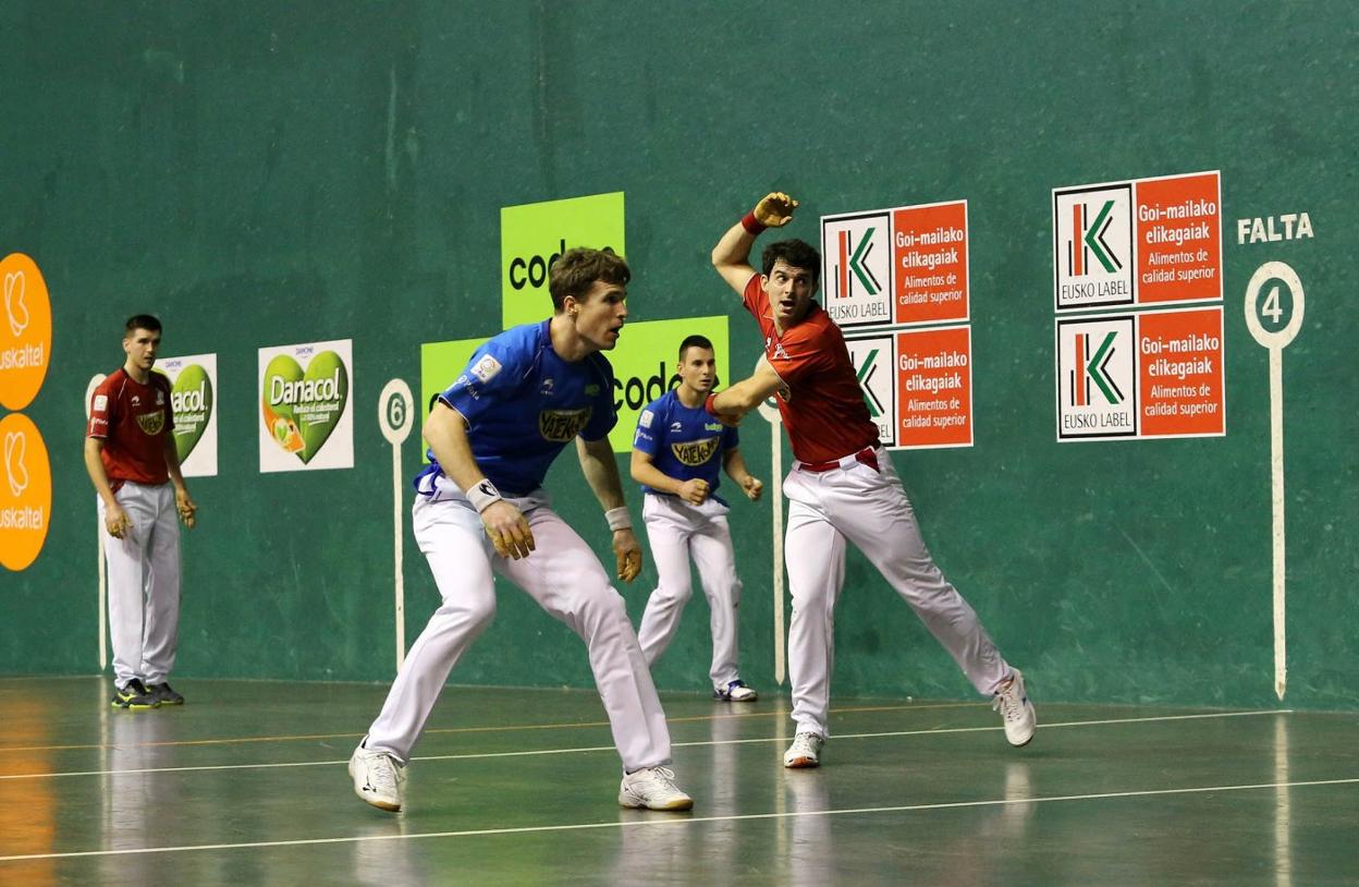 Altuna ejecuta un golpe ante Artola en un partido de la primera ronda. 