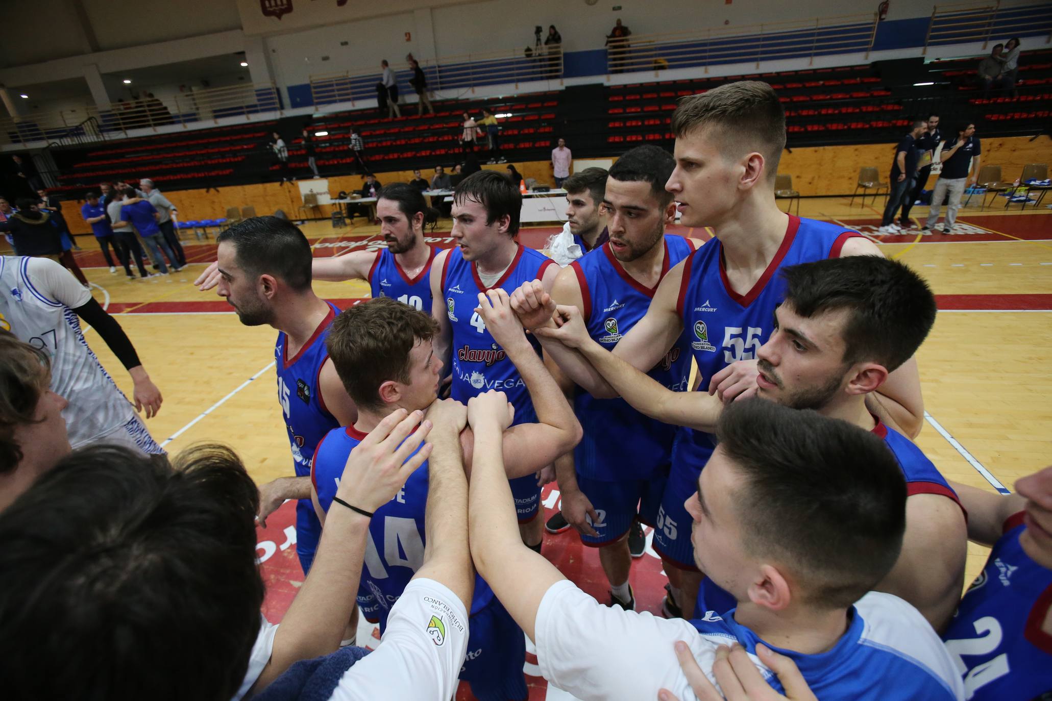 Fotos: El Rioja Vega pierde ante el Marbella y jugará por la permanencia