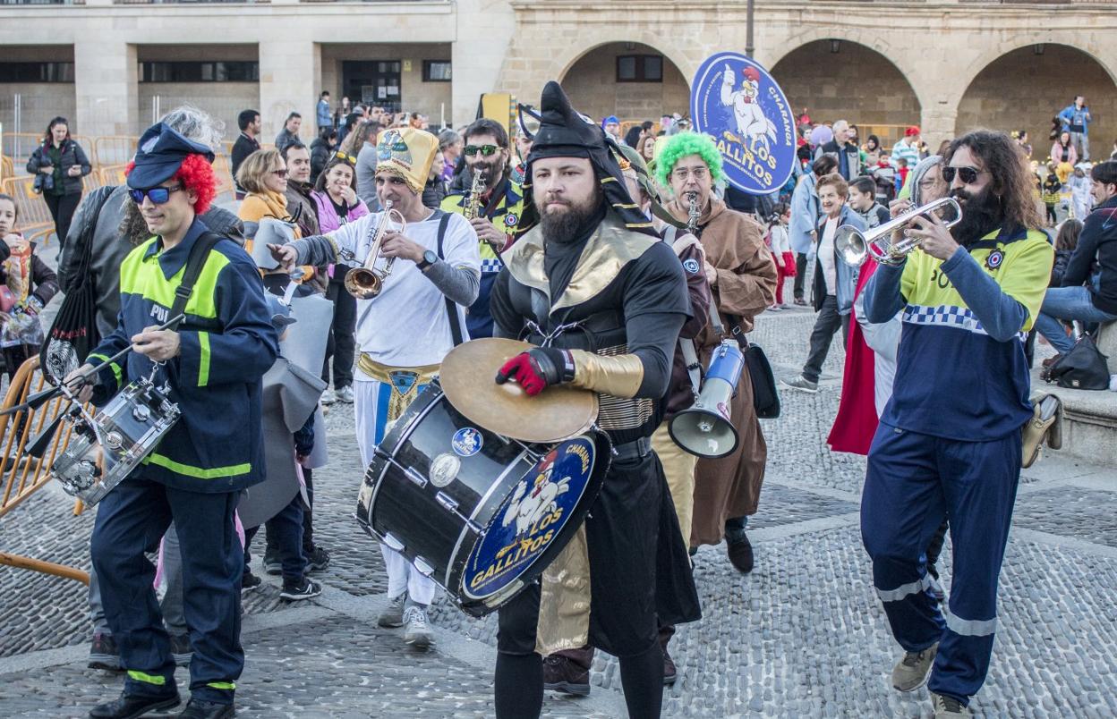 La charanga Los Gallitos, durante el desfile del año pasado. 