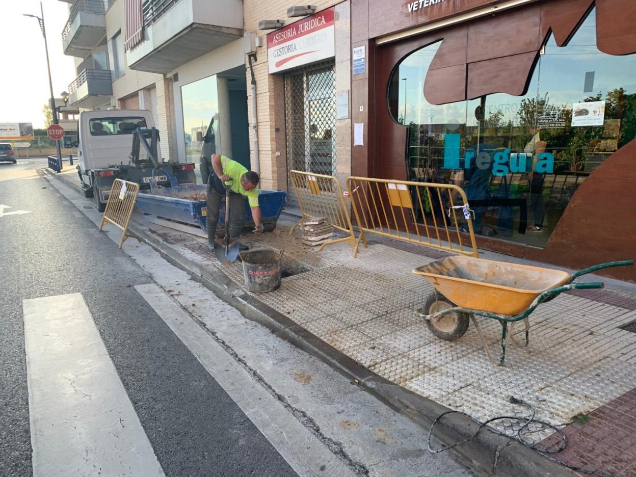 Un operario trabaja en la reparación de una fuga de agua en la avenida de San Marcial de Lardero. 