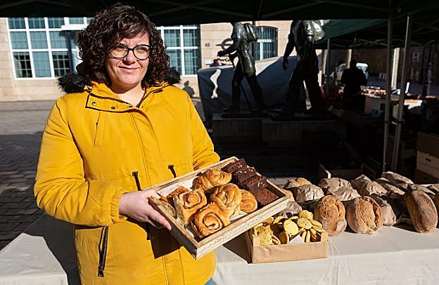 Clara Pérez Lax posa en la Muestra Ecológica de Logroño con algunas de sus elaboraciones de panadería realizadas en Poyales. 