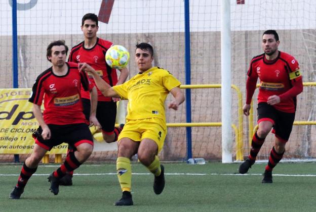 Pablo Martínez Pérez, del Yagüe, despeja un balón ante la presión de tres futbolistas de La Calzada, quienes firmaron cara la victoria local.