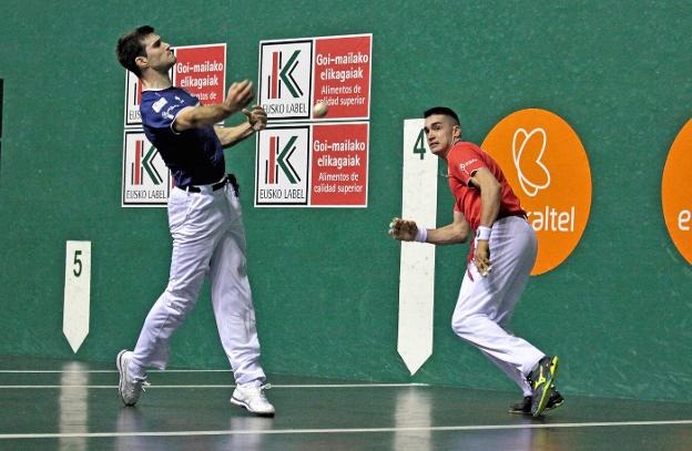 Zabaleta golpea y Víctor inicia la carrera. a. calleja/D.n.