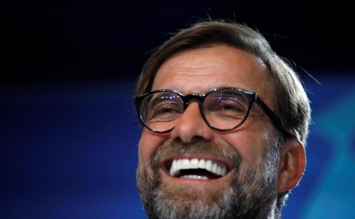 Jürgen Klopp, entrenador del Liverpool, sonriente en conferencia de prensa. 