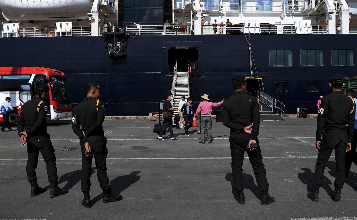 Varios soldados vigilan el desembarco de los pasajeros del 'MS Westerdam' en Sihanoukville.