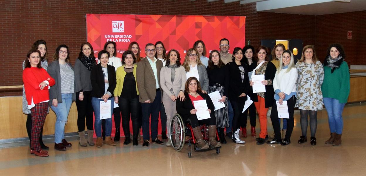 Organizadores y participantes en el curso con sus diplomas.