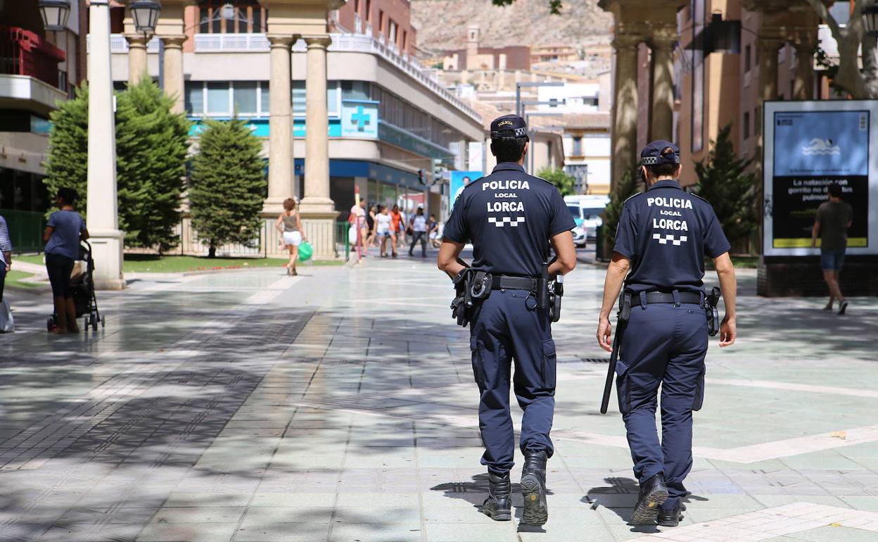 Policía Local de Lorca patrullando el centro de la ciudad murciana.